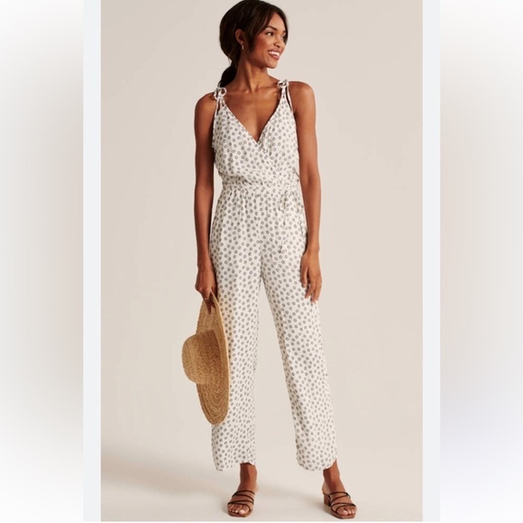 NWT - Black Abercrombie & Fitch Polka Dot Tie-Front Jumpsuit - size Medium Tall - Picture 1 of 4